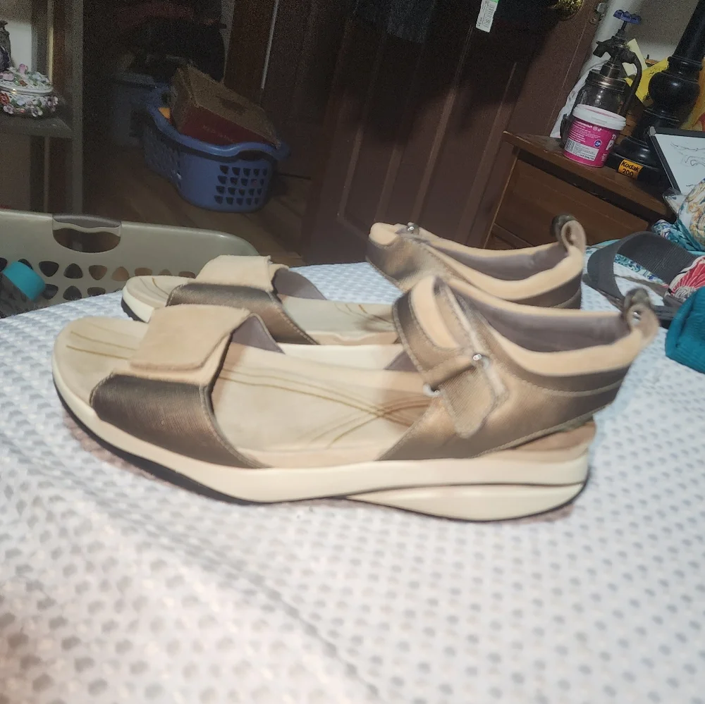 MBT PIA EUC WOMENS SZ 11 TAN SUEDE ROCKER TONING WALKING SANDALS